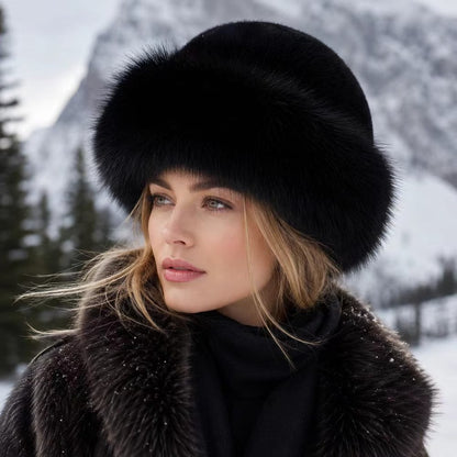 Bonnet en fourrure douce noir porté en hiver
